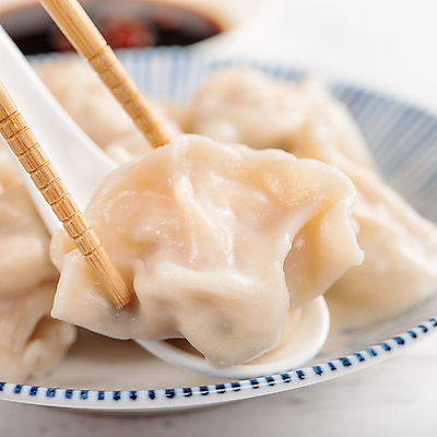 포토 JPG 해외이미지 그릇 실내 들기 근접촬영 사람없음 아웃포커스 중식 숟가락 흰배경 만두 젓가락질 해외포토 식기 음식 뷰포인트 백그라운드 젓가락 모션 촬영기법 수저 손짓 내부 흰색 파일형식 이미지허브