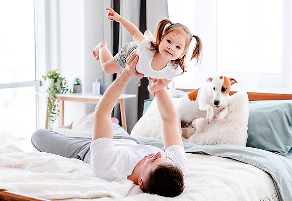 포토 JPG 해외이미지 전신 백인 한마리 응시 여자 남자 딸 반려견 어린이 실내 웃음 성인 두명 앞모습 눕기 침실 침대 아빠 강아지 놀기 들어올리기 부녀 육아대디 해외포토 서양인 1 시선 뷰포인트 가구 가족 모션 표정 사람 내부 반려동물 개 파일형식 이미지허브