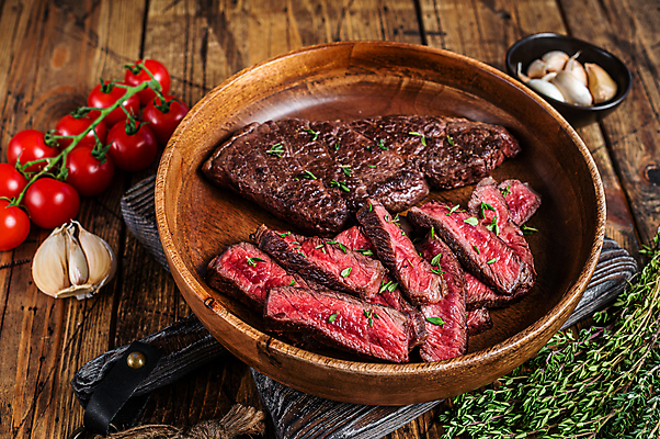 포토 JPG 해외이미지 방울토마토 단면 실내 마늘 스테이크 비프스테이크 사람없음 소고기 슬라이스 나무그릇 나무도마 백리향 나무배경 해외포토 그릇 백그라운드 토마토 채소 도마 서양음식 육류 내부 목재 파일형식 이미지허브