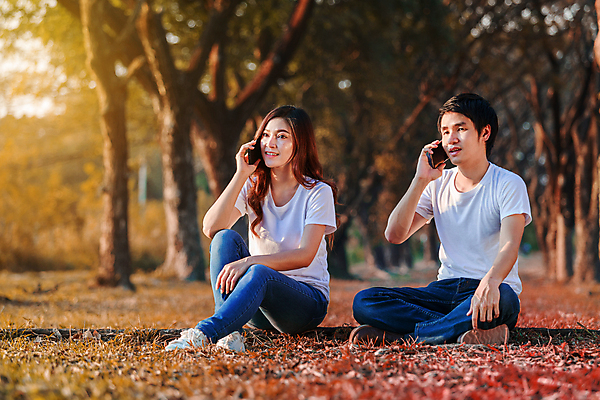 포토 JPG 해외이미지 백인 라이프스타일 커플 공원 여자 남자 행복 단풍 2 벤치 오렌지 통신 관계 태국 자연 모바일 세포 한국 함께함 대화 사랑 한명 사람 앉기 동양인 야외 빨간색 스마트폰 핸드폰 일본 중국 우정 낭만 전화기 스마트 긍정 해외포토 서양인 1 공공시설 감정 아시아 컬러 컨셉 잎 의자 과일 모션 말하기 인종 생활 친구 전자제품 스마트기기 생태계 파일형식 이미지허브