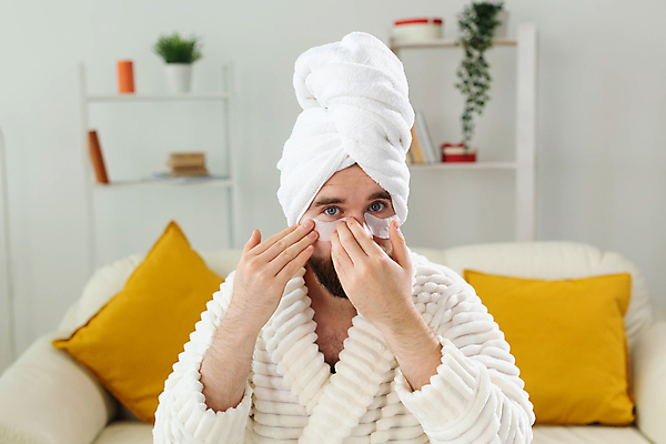 포토 JPG 해외이미지 남자 쿠션 수염 한명 상반신 성인 앞모습 소파 수건 뷰티 목욕가운 스킨케어 붙이기 아이팩 성인남자한명만 해외포토 1 뷰포인트 의자 모션 사람 위생용품 가운 남자한명만 성인남자만 파일형식 이미지허브