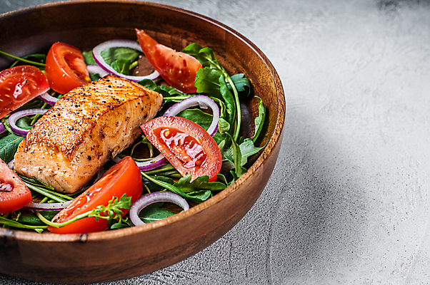 포토 JPG 해외이미지 토마토 채소 양파 실내 사람없음 흰배경 연어 나무그릇 연어샐러드 연어스테이크 연어요리 해외포토 그릇 음식 백그라운드 어류 스테이크 내부 목재 샐러드 흰색 파일형식 이미지허브