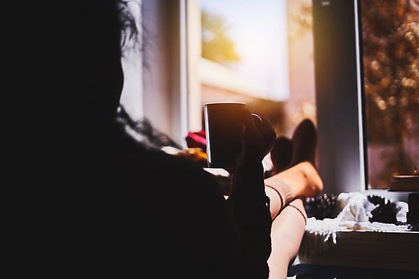 포토 JPG 해외이미지 계절 여자 실루엣 커피 음료 단풍 오렌지 창문 발 휴가 휴식 양말 주택 실내 따뜻함 한명 성인 컵 가로 노란색 맑음 머그컵 추위 수확 양발 안락 해외포토 1 식기 컬러 컨셉 잎 농업 과일 날씨 촬영기법 사람 내부 건물 신체부위 파일형식 이미지허브