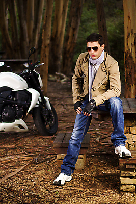 포토 JPG 해외이미지 남자 도로 길 여행 포즈 벤치 교통시설 자연 한명 사람 소년 성인 야외 물 청춘 강 선글라스 자전거 기계 재킷 오토바이 운전사 숲 헬멧 싱글 순환 먼지 기어 모터 라이더 선로 해외포토 자연요소 직업 1 안경 어린이 교통 컨셉 의자 모션 바이크 외투 보호장비 시설 생태계 파일형식 이미지허브