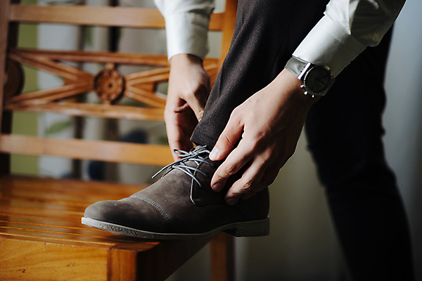 포토 JPG 해외이미지 서양인 남자 신랑 의자 발 결혼식 한명 정장 성인 야외 하반신 신발끈묶기 성인남자한명만 웨딩촬영 해외포토 외국인 1 옷 가구 결혼 사람 신체부위 묶기 신발끈 기념사진 남자한명만 성인남자만 파일형식 이미지허브