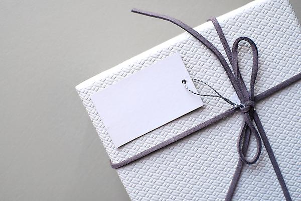 포토 JPG 해외이미지 리본 회색배경 프레임 실내 사람없음 선물상자 꼬리표 카피스페이스 해외포토 백그라운드 선물 내부 상자 라벨 공백 회색 파일형식 이미지허브