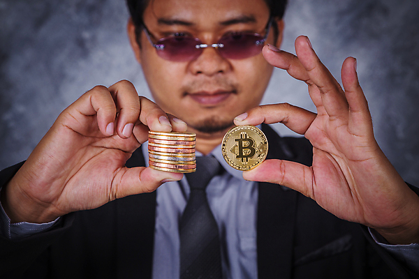 포토 JPG 해외이미지 손 안경 얼굴 벽 백그라운드 컨셉 돈 인터넷 비즈니스 태국 한국 한명 사람 동양인 정장 금융 경제 쇼핑 노란색 쌓기 디지털 일본 동전 검은색 중국 잡기 비즈니스맨 황금 암호 무역 투자 상업 전자 흙더미 토막 다락방 가상 해외포토 1 잡화 옷 남자 산업 아시아 컬러 모션 인종 신체부위 흙 직장인 재산 파일형식 더미 이미지허브