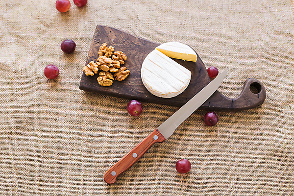 포토 JPG 해외이미지 포도 치즈 사람없음 칼 안주 호두 나무도마 까망베르치즈 플레이팅 해외포토 과일 유제품 도마 목재 견과류 상차림 파일형식 이미지허브