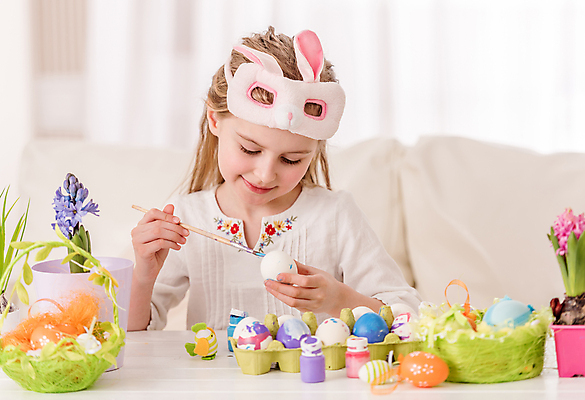 포토 JPG 해외이미지 여자 꽃 화분 어린이 기념 가면 한명 상반신 바구니 물감 봄 축하 붓 그리기 부활절계란 소녀한명만 해외포토 식물 1 계절 컨셉 모션 부활절 사람 계란 미술도구 여자한명만 소녀만 파일형식 이미지허브