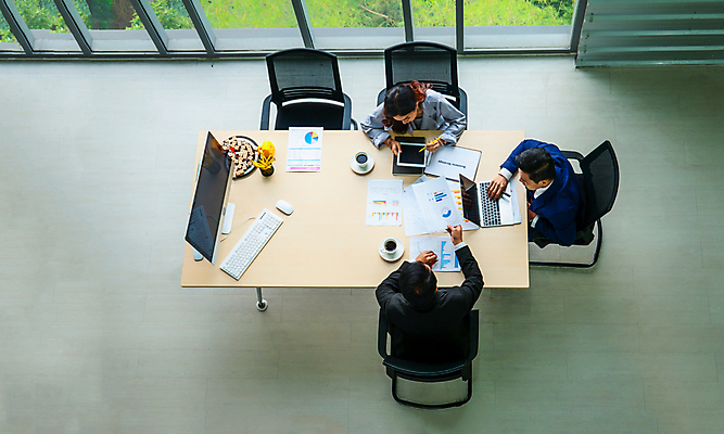 포토 JPG 해외이미지 직업 여자 남자 회사 비즈니스 사업가 통신 통계 탁자 회의 협력 설계 직장 대화 설명 사람 여러명 노트북 컴퓨터 사무실 업무 비즈니스맨 비즈니스우먼 발표 그룹 계획 토론 책상 동료 회의실 머리위 마케팅 세미나 통일 프로젝트 브레인스토밍 해외포토 가구 다수 컨셉 관계 모션 말하기 전자제품 작업 직장인 파일형식 이미지허브