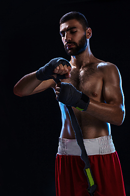 포토 JPG 해외이미지 남자 흑인 검은배경 실내 한명 상반신 성인 앞모습 권투 권투선수 근육질 감싸기 킥복싱 성인남자한명만 해외포토 서양인 1 뷰포인트 백그라운드 모션 근육 운동선수 사람 내부 검은색 격투기 몸매 남자한명만 성인남자만 파일형식 이미지허브