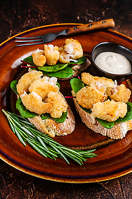 포토 JPG 해외이미지 그릇 접시 포크 실내 사람없음 해물요리 바게트 해산물 새우튀김 타르타르소스 나무배경 해외포토 식기 음식 빵 백그라운드 새우 내부 튀김 소스_음식 파일형식 이미지허브