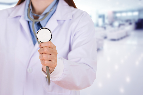 포토 JPG 해외이미지 백인 직업 여자 백그라운드 유니폼 비즈니스 청진기 건강 병원 미소 사람 성인 사람없음 치료 파란색 약 듣기 장비 간호사 의사 코트 흰색 공구 가슴 문서 암 보험 돌봄 해외포토 서양인 옷 컬러 의학 의료기기 모션 표정 신체부위 외투 의료진 도구 질병 파일형식 이미지허브