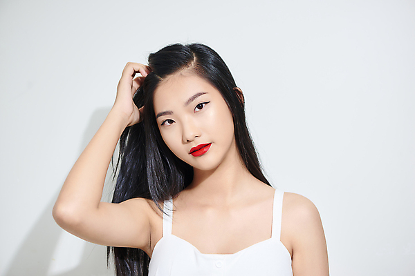 포토 JPG 해외이미지 응시 여자 실내 한명 손짓 상반신 성인 앞모습 뷰티 손들기 흰배경 성인여자한명만 해외포토 1 시선 뷰포인트 백그라운드 모션 사람 내부 흰색 여자한명만 성인여자만 파일형식 이미지허브