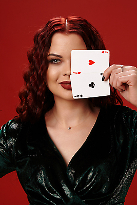 포토 JPG 해외이미지 응시 드레스 여자 행복 놀이 한명 들기 성인 섹시 게임 트럼프 행운 도박 카지노 클럽 포커 도박장 얼굴가리기 겜블 빨간배경 성인여자한명만 해외포토 1 시선 옷 감정 백그라운드 컨셉 모션 사람 빨간색 놀이용품 가림 여자한명만 성인여자만 파일형식 이미지허브