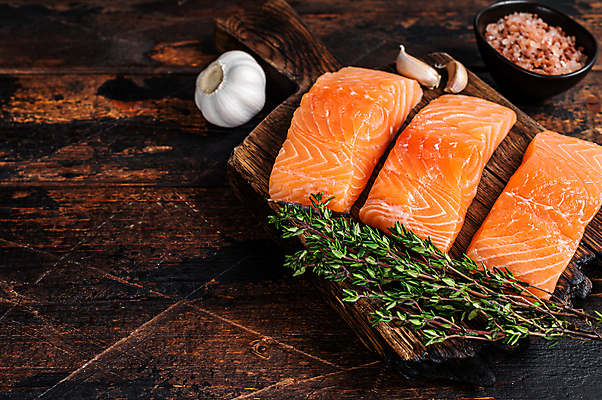 포토 JPG 해외이미지 그릇 재료 실내 마늘 사람없음 허브 날것 연어 나무도마 연어스테이크 카피스페이스 나무배경 핑크솔트 해외포토 식물 식기 백그라운드 채소 도마 어류 스테이크 내부 목재 공백 소금 파일형식 이미지허브