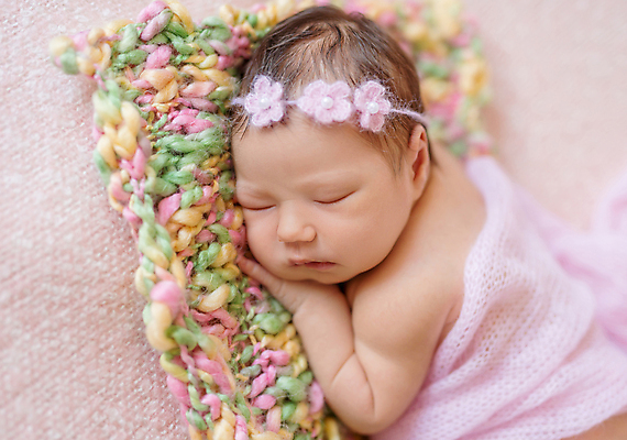 포토 JPG 해외이미지 백인 여자 한명 귀여움 침대 아기 신생아 잠 니트 여자아기한명만 안락 해외포토 서양인 1 가구 컨셉 상의 사람 여자한명만 여자아기만 파일형식 이미지허브