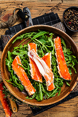 포토 JPG 해외이미지 그릇 실내 사람없음 하이앵글 샐러드 해물요리 천 해산물 후추 게다리 나무그네 나무도마 나무배경 해외포토 식기 음식 뷰포인트 백그라운드 도마 내부 목재 게 직물 향신료 그네 파일형식 이미지허브