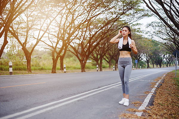 포토 JPG 해외이미지 라이프스타일 공원 여자 도로 스포츠 태국 자연 거리 한국 건강 피곤 한명 사람 동양인 성인 야외 물 빛 수건 조깅 운동 햇빛 정원 일본 중국 에너지 가득함 날씬함 연습 땀 닦기 길이 달리기선수 해외포토 자연요소 1 공공시설 아시아 길 컨셉 교통시설 모션 인종 생활 위생용품 태양 몸매 생태계 육상선수 파일형식 이미지허브