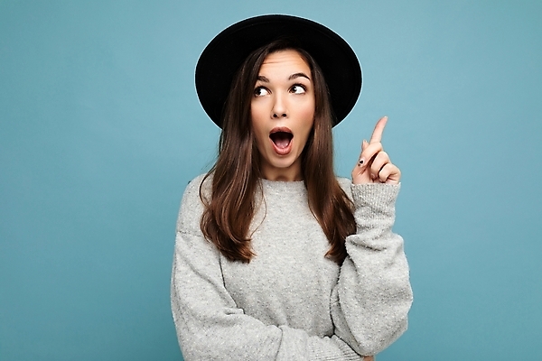 포토 JPG 해외이미지 백인 모자 옷 여자 감정 유럽 백그라운드 생각 아이디어 갈색머리 한명 파란색 청춘 갈색 놀람 공백 스웨터 고립 저지 스타일 카피스페이스 해외포토 서양인 1 헤어스타일 잡화 나라 컬러 컨셉 상의 표정 사람 파일형식 이미지허브