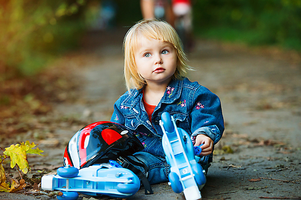 포토 JPG 해외이미지 백인 라이프스타일 공원 여자 행복 얼굴 어린이 스포츠 자연 놀이 건강 한명 안전 사람 야외 운동복 운동 봄 스케이트 게임 보호 승차 헬멧 연습 롤러 스케이터 해외포토 서양인 1 옷 계절 공공시설 감정 스포츠용품 컨셉 모션 운동선수 생활 신체부위 보호장비 생태계 파일형식 이미지허브