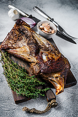 포토 JPG 해외이미지 회색배경 실내 사람없음 양고기 나무도마 백리향 양고기구이 해외포토 백그라운드 도마 육류 내부 목재 회색 구이 파일형식 이미지허브