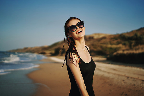 포토 JPG 해외이미지 주간 여자 여유 휴식 한명 웃음 상반신 성인 해변 야외 옆모습 여름휴가 바캉스 선글라스 즐거움 성인여자한명만 해외포토 자연요소 1 감정 안경 바다 뷰포인트 컨셉 휴가 표정 사람 여자한명만 성인여자만 파일형식 여름_계절 이미지허브