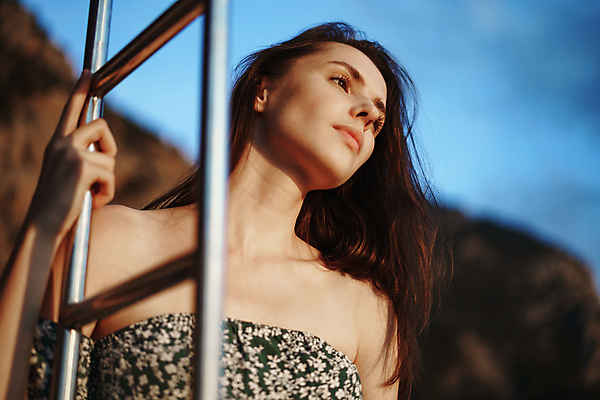 포토 JPG 해외이미지 주간 백인 응시 여자 무표정 한명 상반신 성인 야외 앞모습 옆모습 아웃포커스 여름휴가 바캉스 잡기 성인여자한명만 해외포토 자연요소 서양인 1 시선 감정 뷰포인트 모션 휴가 촬영기법 표정 사람 여자한명만 성인여자만 파일형식 여름_계절 이미지허브