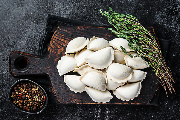 포토 JPG 해외이미지 사람없음 하이앵글 허브 만두 나무도마 소스그릇 통후추 해외포토 식물 그릇 음식 뷰포인트 도마 목재 후추 파일형식 이미지허브