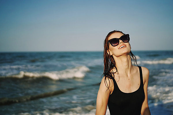 포토 JPG 해외이미지 주간 여자 여유 휴식 한명 상반신 성인 해변 야외 앞모습 옆모습 여름휴가 바캉스 선글라스 고개들기 성인여자한명만 해외포토 자연요소 1 감정 안경 바다 뷰포인트 컨셉 모션 휴가 사람 여자한명만 성인여자만 파일형식 여름_계절 이미지허브