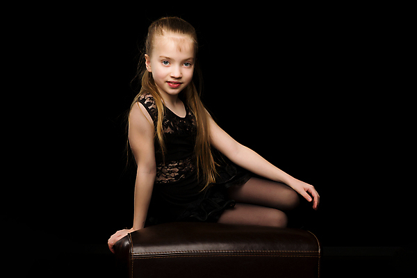 포토 JPG 해외이미지 전신 백인 응시 여자 어린이 포즈 검은배경 실내 한명 앉기 앞모습 옆모습 발레리나 발레복 발레옷 소녀한명만 해외포토 서양인 1 시선 옷 뷰포인트 백그라운드 모션 사람 내부 검은색 발레 여자한명만 소녀만 파일형식 이미지허브