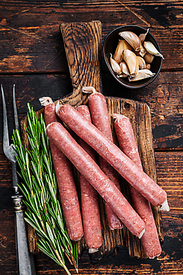 포토 JPG 해외이미지 실내 마늘 사람없음 소시지 로즈메리 나무도마 나무배경 해외포토 백그라운드 채소 도마 내부 목재 가공식품 허브 파일형식 이미지허브