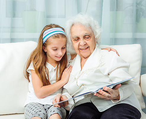 포토 JPG 해외이미지 응시 여자 노년 할머니 어린이 가족 손녀 실내 들기 앉기 상반신 두명 앞모습 책 소파 독서 조부모 여자만 어깨에손 해외포토 시선 뷰포인트 의자 관계 모션 사람 성인 내부 손주 파일형식 이미지허브