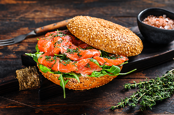 포토 JPG 해외이미지 그릇 포크 잎 실내 사람없음 아웃포커스 허브 소금 연어 베이글 나무도마 베이글샌드위치 연어요리 나무배경 해외포토 식물 식기 음식 빵 백그라운드 도마 촬영기법 샌드위치 어류 내부 목재 파일형식 이미지허브