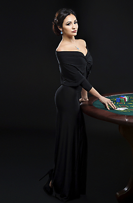 포토 JPG 해외이미지 응시 여자 검은배경 한명 들기 성인 게임 잡기 행운 도박 유혹 카지노 클럽 포커 도박장 겜블 승자 플레이어 성인여자한명만 유흥 해외포토 1 시선 백그라운드 컨셉 모션 놀이 사람 검은색 트럼프 여자한명만 성인여자만 파일형식 이미지허브