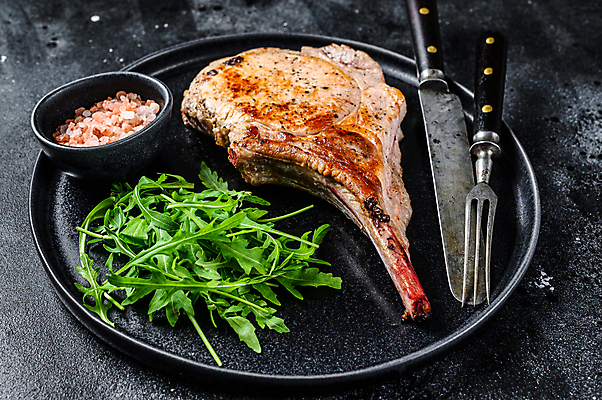 포토 JPG 해외이미지 접시 포크 식재료 검은배경 실내 사람없음 나이프 양고기 루꼴라 양고기구이 핑크솔트 해외포토 식기 백그라운드 채소 육류 내부 검은색 칼 구이 소금 파일형식 이미지허브