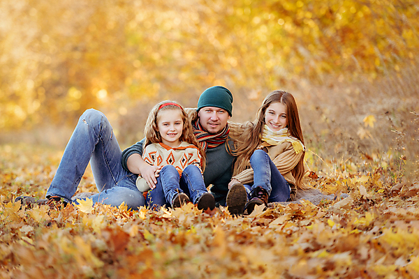 포토 JPG 해외이미지 주간 전신 공원 여자 남자 딸 어린이 낙엽 가족 포옹 자연 어깨동무 함께함 앉기 성인 야외 앞모습 아웃포커스 세명 아빠 숲 부녀 해외포토 자연요소 공공시설 뷰포인트 포즈 컨셉 잎 관계 안기 모션 촬영기법 사람 생태계 파일형식 이미지허브
