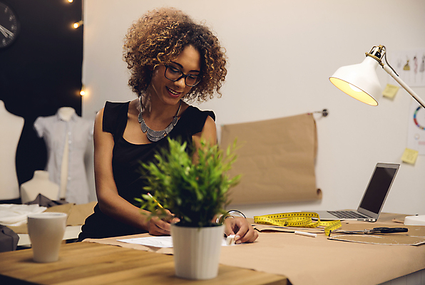 포토 JPG 해외이미지 여자 화분 흑인 탁자 줄자 한명 상반신 성인 앞모습 노트북 연필 머그컵 스탠드 잡기 업무 작업 파마 마네킹 패션디자이너 의상디자인 성인여자한명만 안경낌 해외포토 서양인 1 헤어스타일 디자인 안경 뷰포인트 가구 모션 학용품 조명 자 사람 컵 전자제품 필기구 디자이너 여자한명만 성인여자만 파일형식 이미지허브