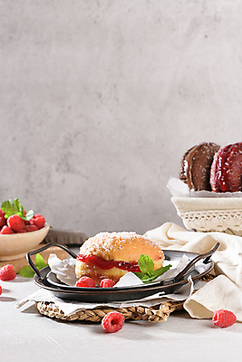 포토 JPG 해외이미지 접시 디저트 실내 사람없음 도넛 산딸기 해외포토 식기 음식 과일 내부 파일형식 이미지허브