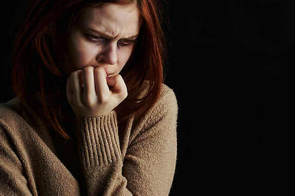 포토 JPG 해외이미지 여자 실내 한명 상반신 성인 앞모습 슬픔 찡그림 고민 우울감 우울증 힘듦 성인여자한명만 해외포토 1 감정 뷰포인트 컨셉 표정 사람 내부 질병 여자한명만 성인여자만 파일형식 이미지허브