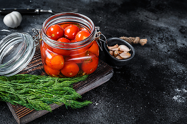 포토 JPG 해외이미지 토마토 방울토마토 검은배경 유리병 실내 마늘 사람없음 담기 나무도마 딜 마리네이드 해외포토 음식 백그라운드 채소 모션 병_용기 도마 내부 목재 검은색 파일형식 이미지허브