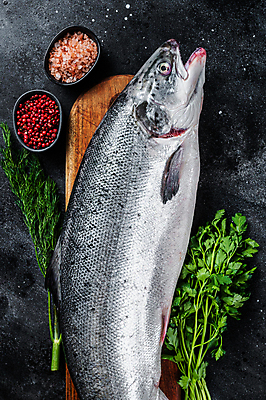 포토 JPG 해외이미지 그릇 재료 검은배경 실내 사람없음 하이앵글 허브 날것 연어 후추 나무도마 핑크솔트 해외포토 식물 식기 뷰포인트 백그라운드 도마 어류 내부 목재 검은색 향신료 소금 파일형식 이미지허브