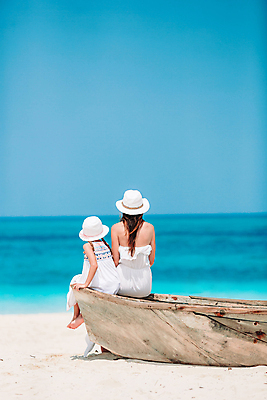 포토 JPG 해외이미지 주간 전신 백인 라이프스타일 여자 수영복 어린이 섬 모녀 휴식 앉기 성인 해변 야외 두명 뒷모습 여름휴가 바캉스 여자만 해외포토 자연요소 서양인 옷 딸 바다 뷰포인트 컨셉 가족 모션 엄마 휴가 사람 생활 파일형식 여름_계절 이미지허브