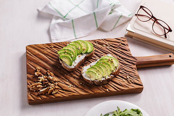 포토 JPG 해외이미지 그릇 안경 채소 과일 사람없음 책 신선 유기농 호두 토스트 아보카도 과도 나무도마 해외포토 식기 웰빙 잡화 빵 도마 목재 견과류 파일형식 이미지허브