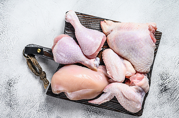 포토 JPG 해외이미지 실내 사람없음 하이앵글 닭고기 신선 흰배경 날것 닭다리 나무도마 닭가슴살 닭날개 해외포토 뷰포인트 백그라운드 도마 육류 내부 목재 흰색 파일형식 이미지허브