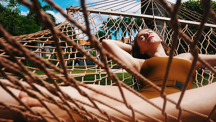 포토 JPG 해외이미지 1 남자 수영복 여유 휴가 휴식 한명 사람 야외 야자수 평화 정원 침묵 잠 은퇴 해먹 거짓말 해외포토 나무 옷 감정 컨셉 소리 침대 파일형식 이미지허브