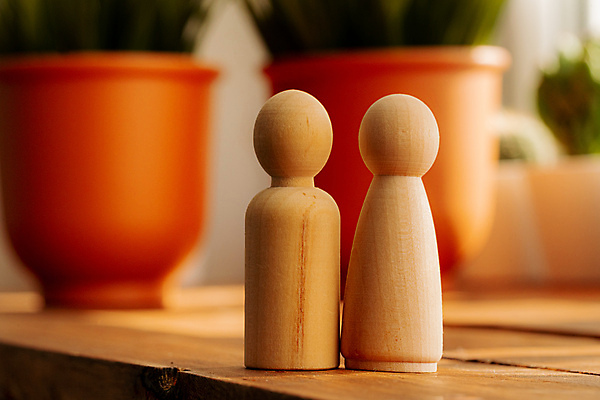 포토 JPG 해외이미지 커플 컨셉 가족 관계 사람모양 함께함 사랑 사람없음 목재 아웃포커스 미니어처 피규어 말_게임 해외포토 모양 나무 감정 재료 촬영기법 모형 게임 파일형식 이미지허브