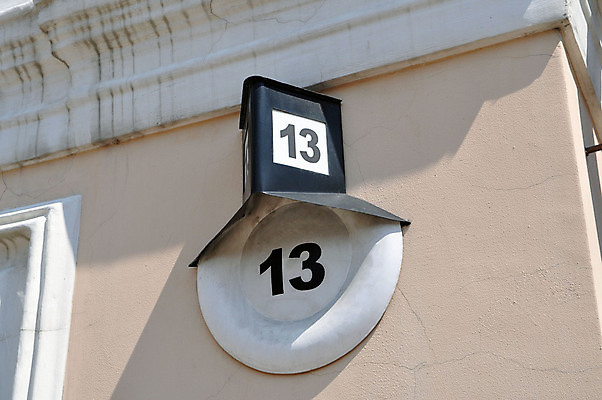 포토 JPG 해외이미지 전통 접시 디자인 벽 거리 주택 사람없음 야외 장식 숫자 금속 검은색 수확 흰색 행운 심볼 오브젝트 사인 정사각형 러시아 주소 타입 모스크바 옛날 레터링 해외포토 도형 문자 식기 유럽 컬러 컨셉 농업 재질 건물 파일형식 이미지허브