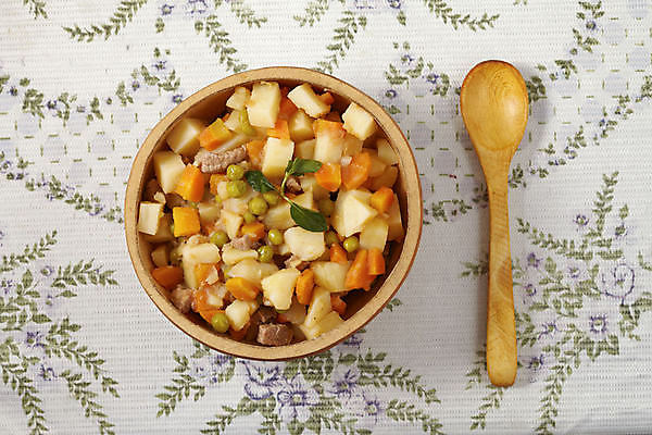 포토 JPG 해외이미지 전통 접시 음식 빵 채소 양파 감자 따뜻함 파슬리 마늘 육류 요리 사람없음 숟가락 식사 저녁식사 당근 소고기 식탁보 기구 표현 고명 사발 남아메리카 낟알 강의 허브 메인 대륙 준비 완두콩 점심식사 페루 해외포토 식물 식기 식재료 콩 뿌리채소 수저 아메리카 사기그릇 파일형식 이미지허브