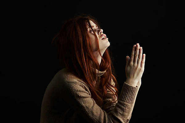 포토 JPG 해외이미지 여자 실내 한명 상반신 성인 옆모습 기도 손모으기 간절함 우울감 우울증 힘듦 성인여자한명만 해외포토 1 감정 뷰포인트 컨셉 사람 손짓 내부 질병 여자한명만 성인여자만 파일형식 이미지허브